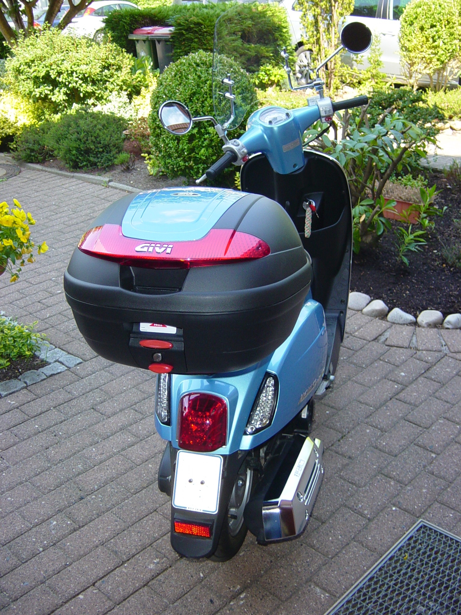 Topcase Givi E340 mit Deckel in Fahrzeugfarbe