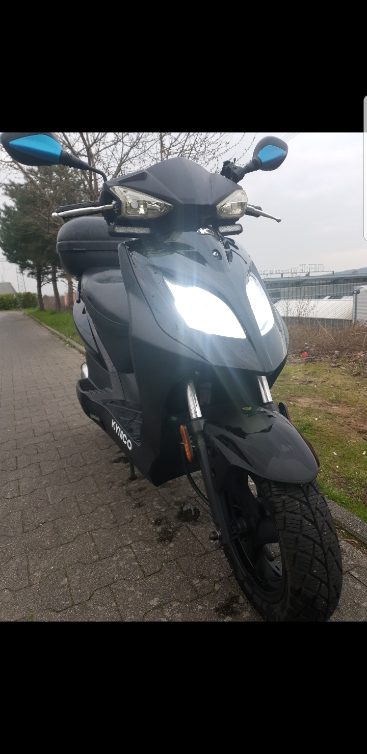 Kymco DJ50s mit Hänsch Frontblitzer (Blau)